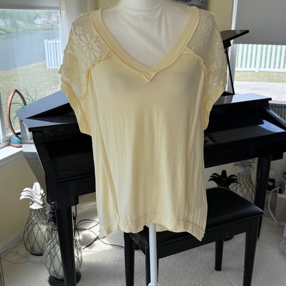 POL Soft yellow high low relaxed fit oversized top lace inserts light yellow - Picture 6 of 15